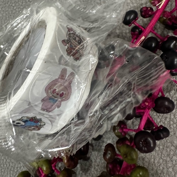 Labubu 500ct Sticker Roll - Picture 4 of 5